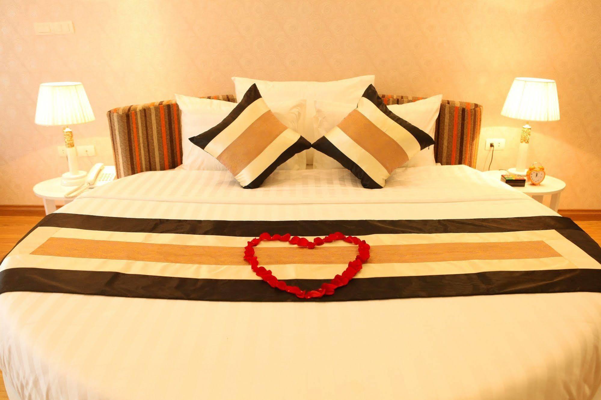 Splendid Star Suites Hotel Ханой Стая снимка